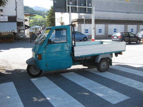 n_img_2861_little_three_wheeled_truck.jpg