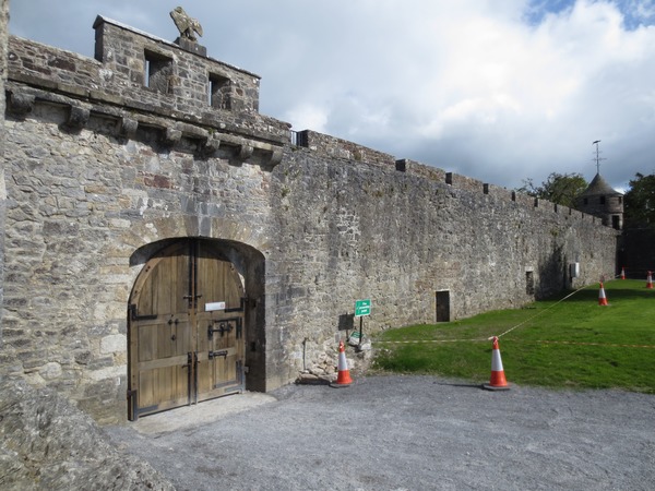 n_img_2881__carrigeen_castle_wall.jpg