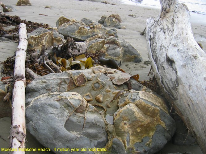 2007_04_01__2310_moeraki_boulders.jpg